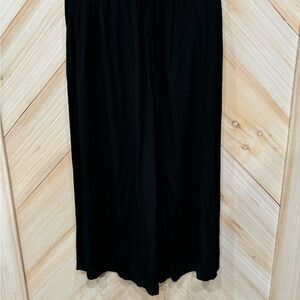 MNG Cropped, full leg pants, crepe fabric. Sz Lg.